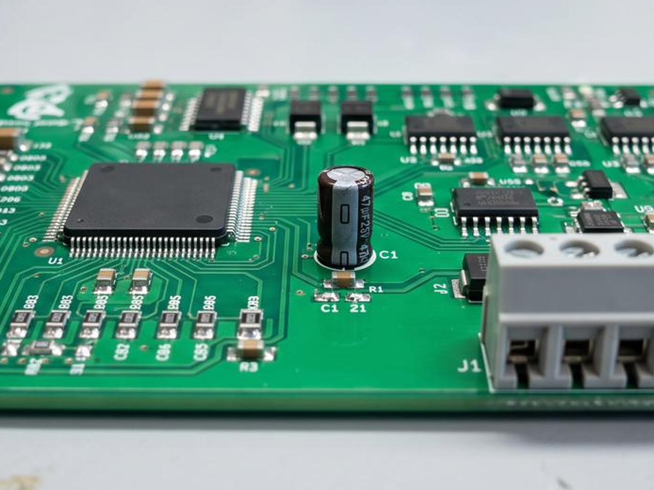 Placa de controle industrial com componentes SMD e PTH montados